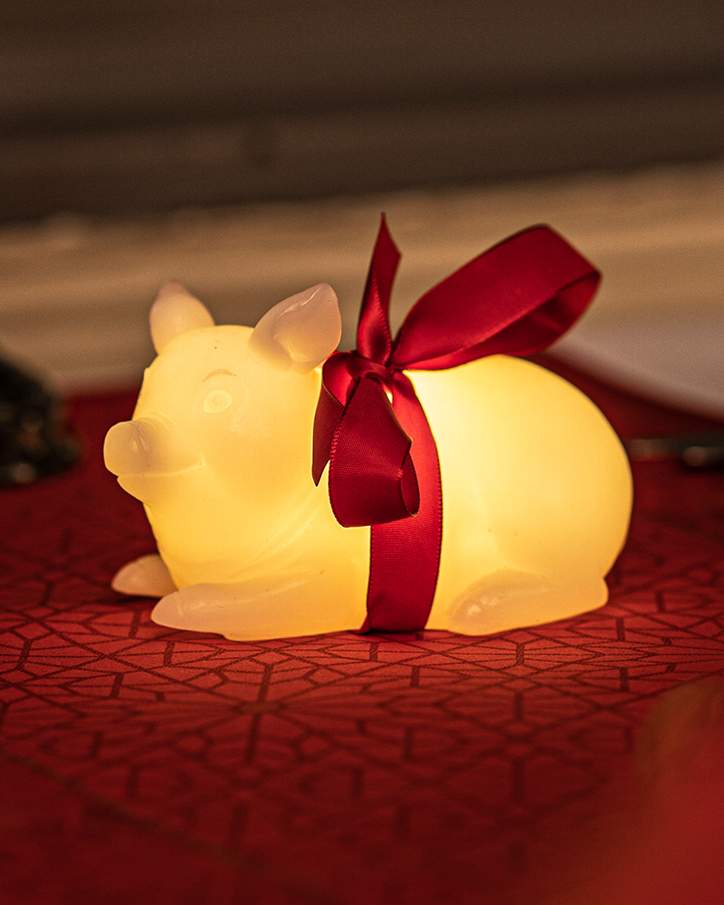 Emma Julegris med rød sløjfe