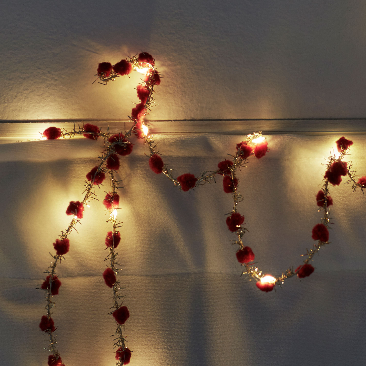 Ina Lyskæde, 20 LED - 2 m, Rød/Guld Ina Lyskæde, 20 LED - 2 m, Rød/Guld