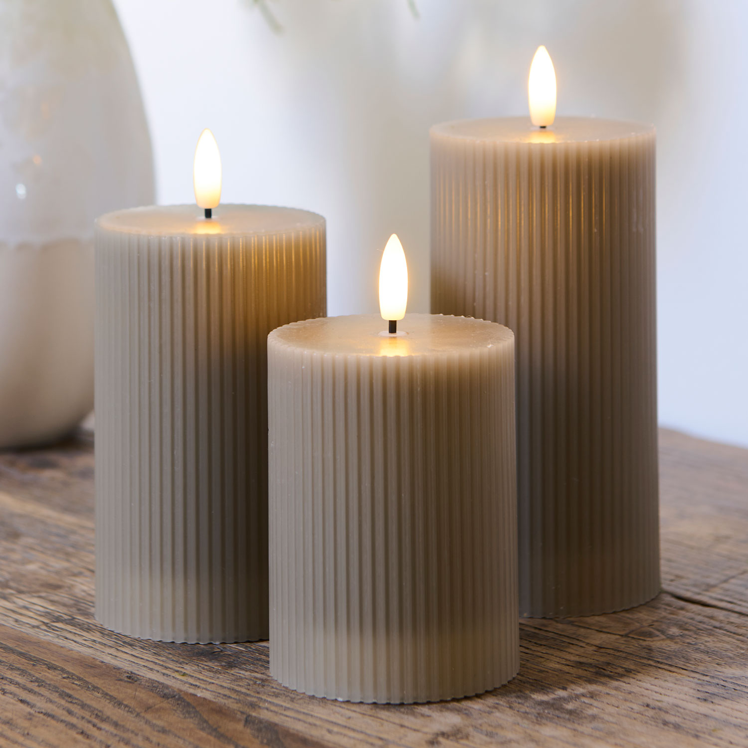 Smilla Genopladelig Bloklys Ø7,5 cm, 3 stk. sæt, Varm grå